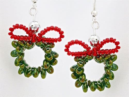 Simple Christmas Wreath Earring With Beads : DIY Christmas Earrings
