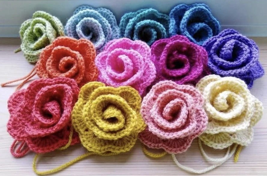 Crochet Daisies in Pastel and Sunny Hues