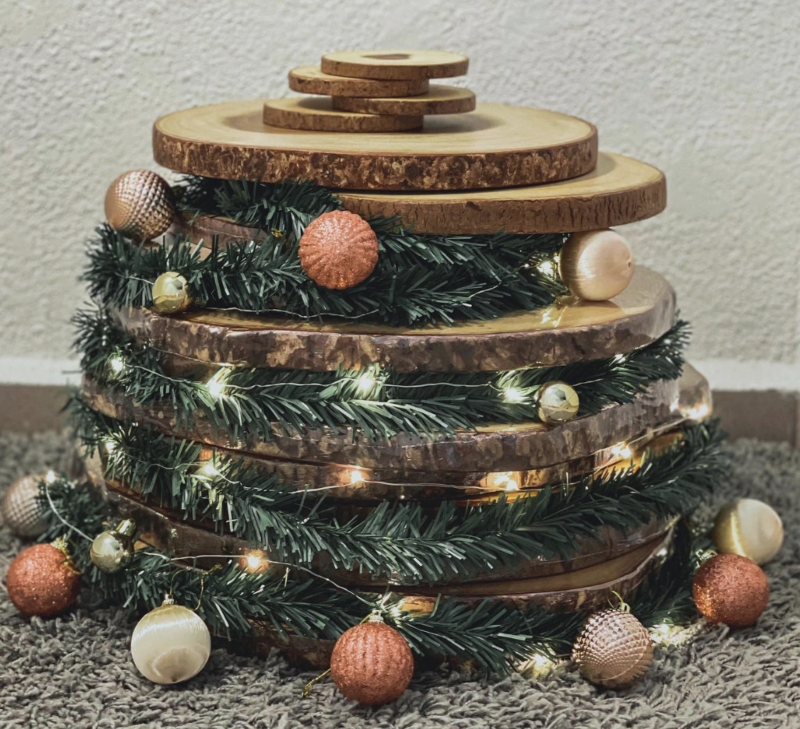Rustic DIY Wooden Xmas Trees Decoration for a Cozy Mantel