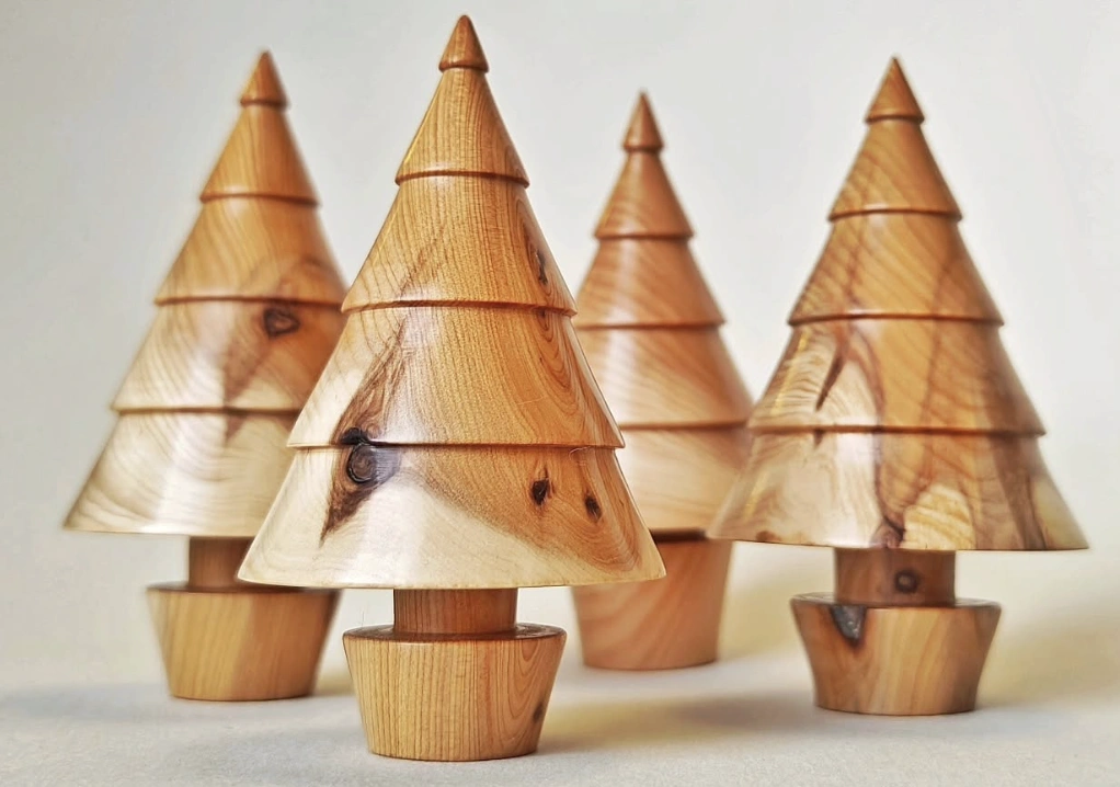 Cute Rustic DIY Pallet Wood Christmas Tree with Ornaments