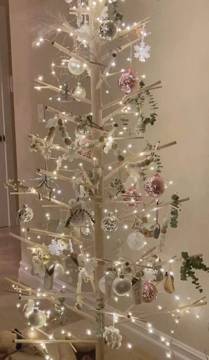 Minimalist Wooden Christmas Tree with Neutral Ornament Palette
