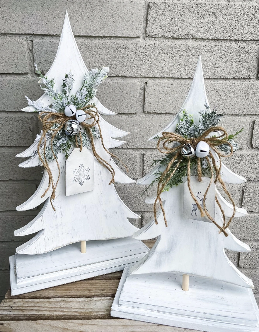 Wall-Mounted Rustic Wooden Xmas Tree with Ornament Accents