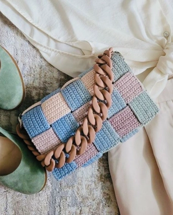 Boho Chic: Crochet Bag with Wooden Handle and Tassel Detail
